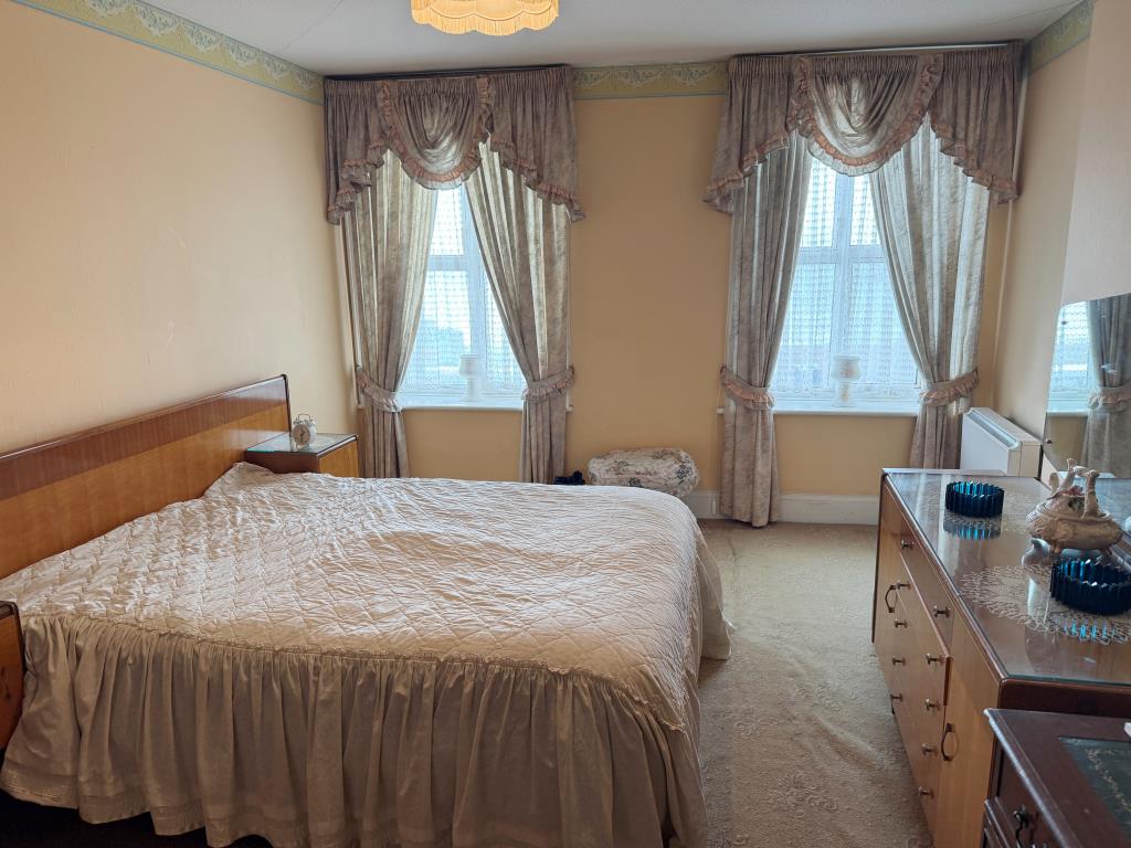 Lot: 31 - FREEHOLD MIXED USE PART POSSESSION PRODUCING £37,500 PER ANNUM - Front bedroom on first floor
